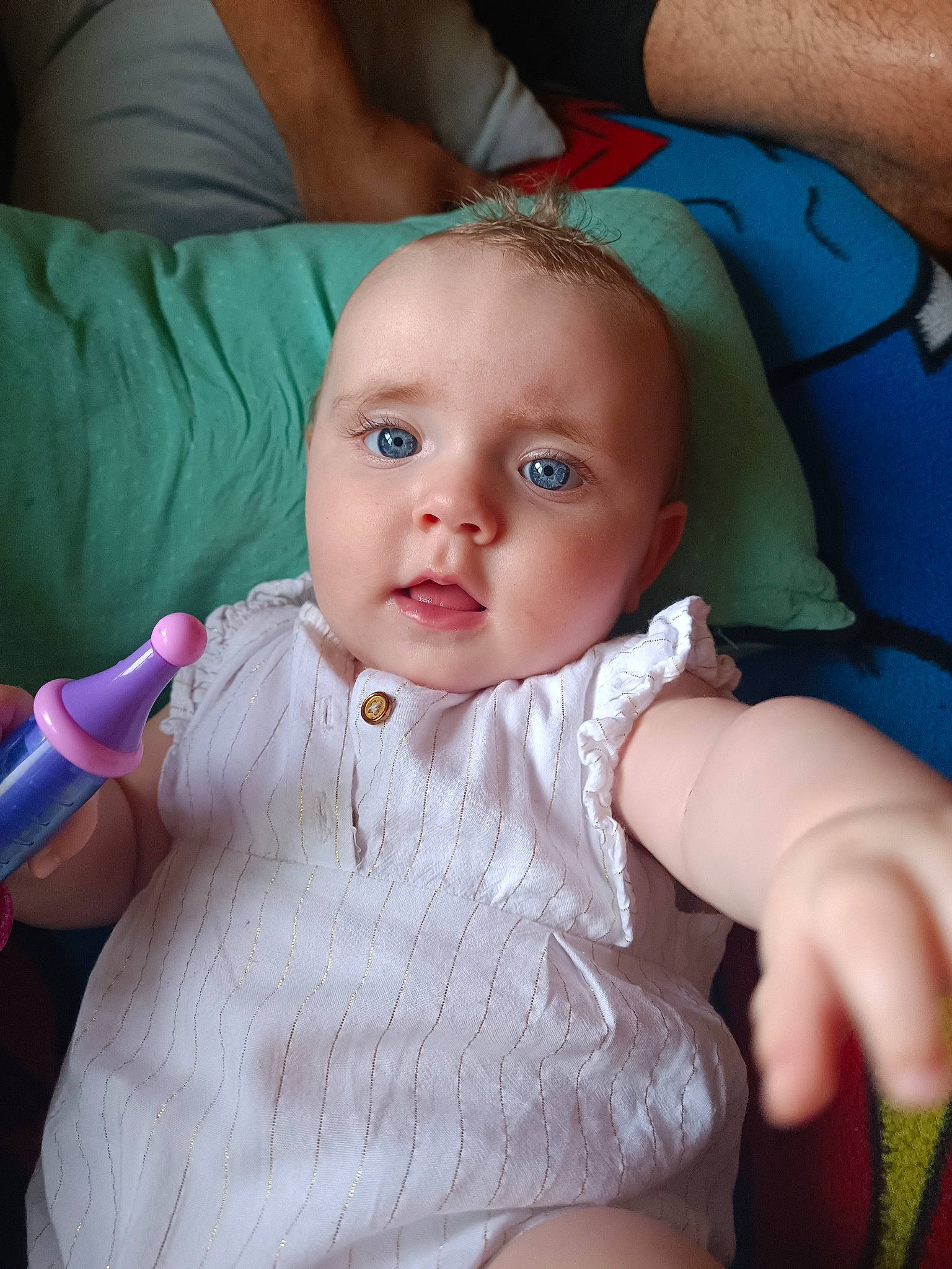 Kimelya a rejoint le concours — aidez-le/la à gagner de superbes lots ! arm, baby, baby_toddler_clothing, cheek, eye, eyelash, facial_expression, finger, gesture, hairstyle, hand, head, iris, joint, lip, mouth, nose, organ, person, pink