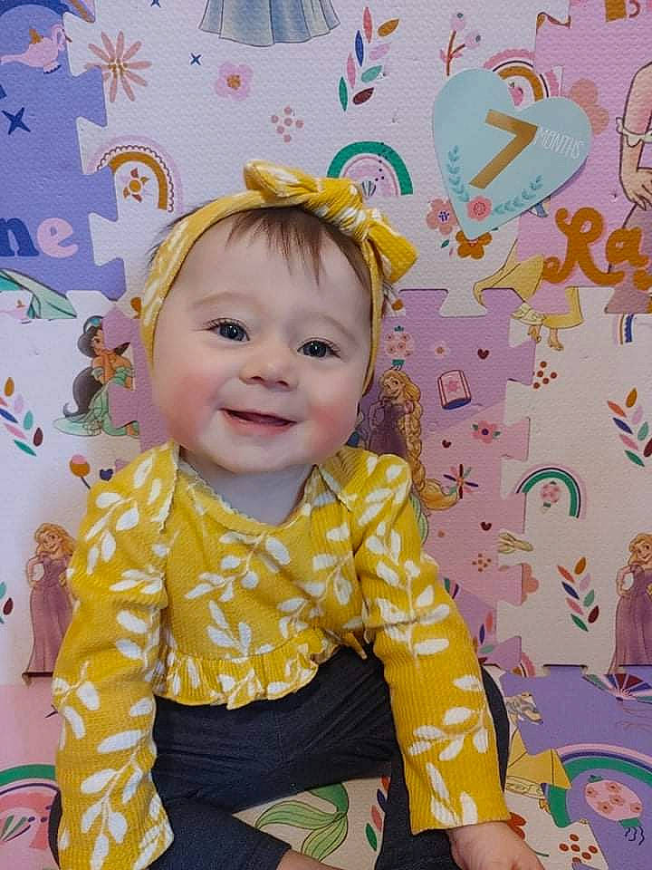 Océane participe au concours pour gagner de l'argent avec cette photo : baby, baby_toddler_clothing, cheek, child, facial_expression, fun, hairstyle, happy, joy, party_supply, pattern, people, person, pink, product, room, skin, sleeve, smile, textile