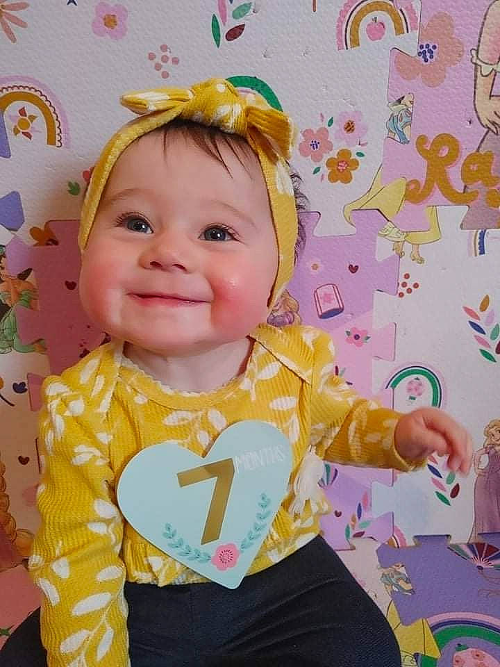 Océane a rejoint le concours — aidez-le/la à gagner de superbes lots ! baby, baby_products, baby_toddler_clothing, cheek, child, eye, face, facial_expression, fun, hairstyle, happy, joy, pattern, person, pink, product, room, sleeve, smile, t_shirt