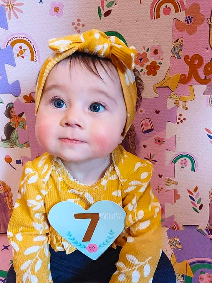 Océane a rejoint le concours — aidez-le/la à gagner de superbes lots ! baby, baby_toddler_clothing, cheek, child, chin, clothing, costume_hat, eye, facial_expression, fun, hairstyle, happy, iris, party_supply, person, pink, product, skin, sleeve, textile