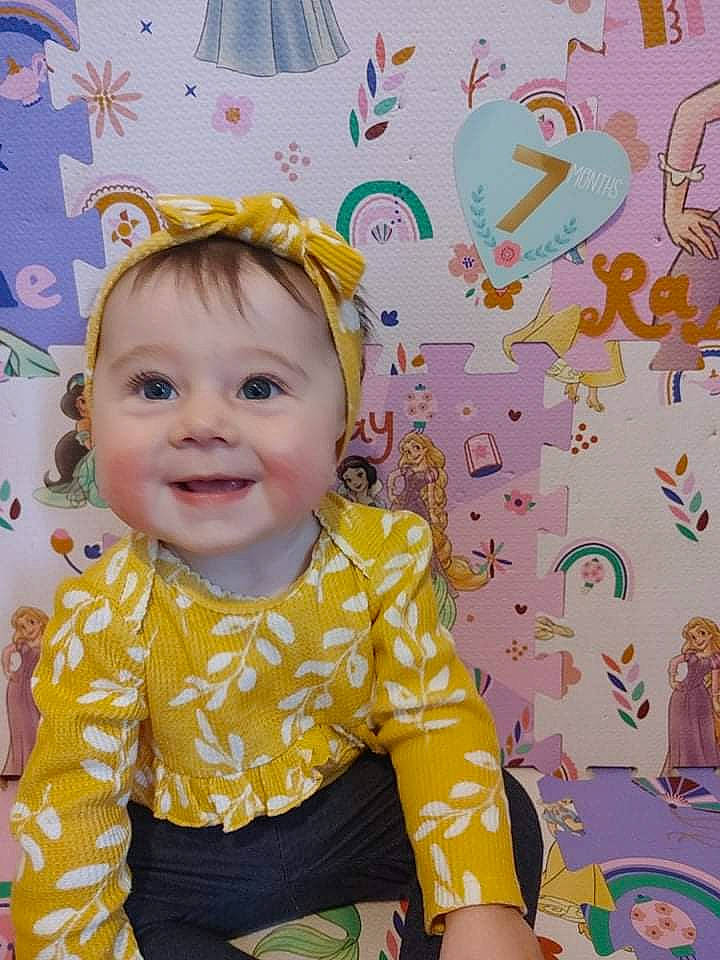 Océane participe au concours pour gagner de l'argent avec cette photo : art, baby, baby_products, baby_toddler_clothing, cheek, child, facial_expression, fun, happy, joy, leisure, party_supply, pattern, person, pink, room, sleeve, smile, t_shirt, textile