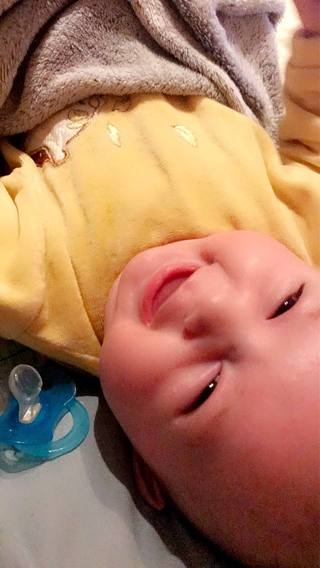 Aimé participe au concours pour gagner de l'argent avec cette photo : abdomen, cheek, chest, chin, eyebrow, eyelash, gesture, happy, head, human_body, human_leg, jaw, lip, mouth, nail, neck, nose, person, skin, thumb