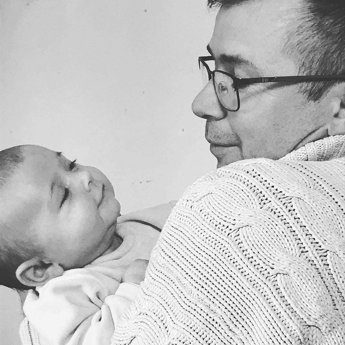 Aimé participe au concours pour gagner de l'argent avec cette photo : black, black_and_white, chin, comfort, ear, eyebrow, facial_expression, forehead, gesture, glasses, hair, happy, iris, neck, nose, organ, person, skin, style, vision_care