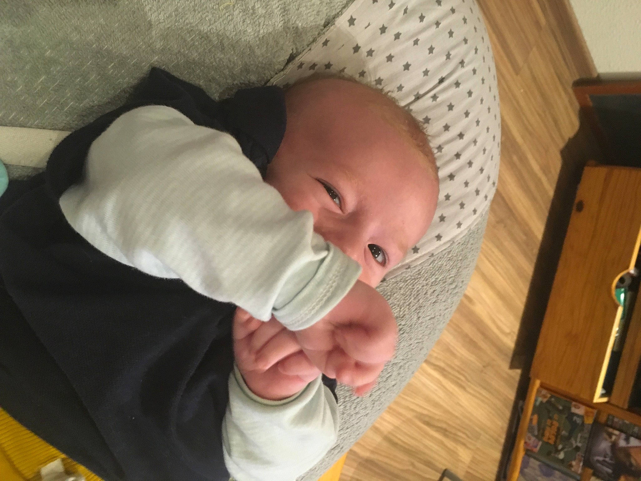 Paul participe au concours pour gagner de l'argent avec cette photo : baby, baby_products, baby_safety, baby_sleeping, baby_toddler_clothing, child, comfort, hardwood, helmet, human_body, linens, mouth, nail, nose, person, room, skin, sleeve, thumb, toddler