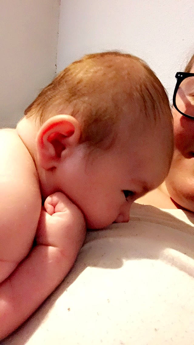 Aimé a rejoint le concours — aidez-le/la à gagner de superbes lots ! baby, baby_sleeping, blond, cheek, chest, child, comfort, ear, eyelash, finger, gesture, glasses, happy, lip, mouth, nail, nose, person, skin, thumb