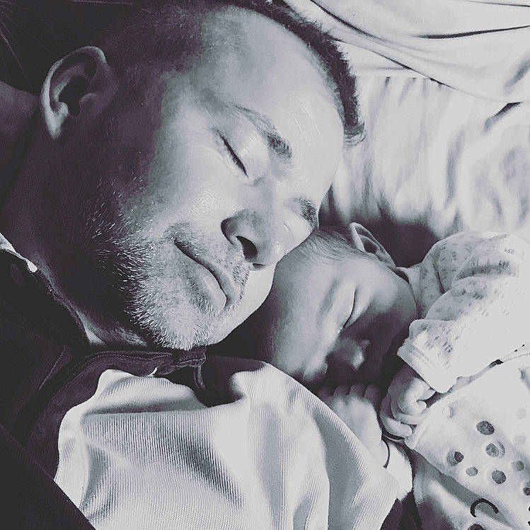 Aimé a rejoint le concours — aidez-le/la à gagner de superbes lots ! baby, baby_sleeping, black_and_white, child, cloud, comfort, cool, friendship, gesture, happy, hug, lip, monochrome, monochrome_photography, mouth, nose, person, sky, smile, style