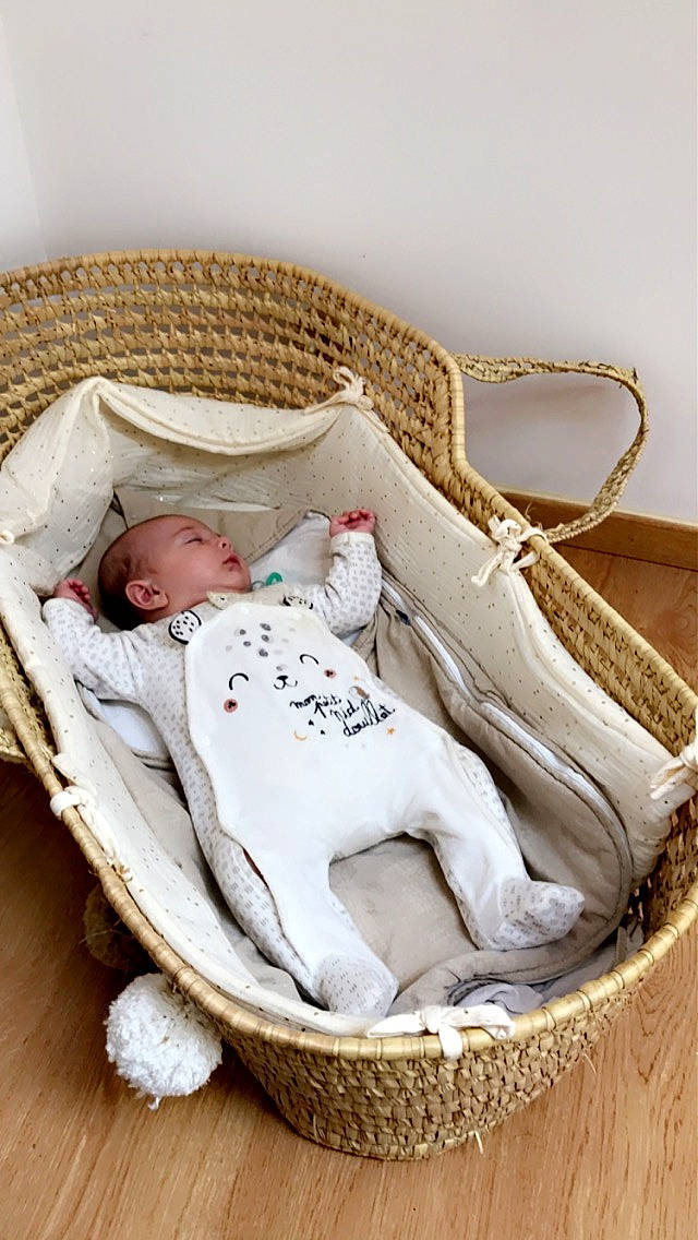 Aimé a rejoint le concours — aidez-le/la à gagner de superbes lots ! baby, baby_products, baby_safety, baby_sleeping, baby_toddler_clothing, basket, bedding, bedtime, beige, child, comfort, couch, infant_bed, linens, pattern, person, product, sitting, toddler, wicker