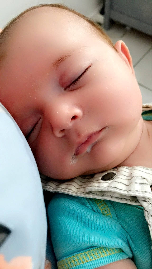 Aimé a rejoint le concours — aidez-le/la à gagner de superbes lots ! baby, bedtime, cheek, child, chin, close_up, comfort, eyebrow, eyelash, finger, forehead, happy, iris, jaw, lip, mouth, neck, nose, person, skin