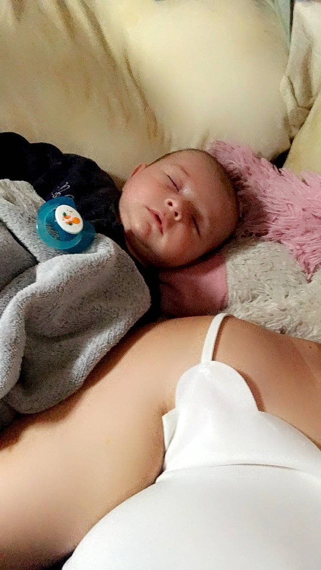 Aimé participe au concours pour gagner de l'argent avec cette photo : abdomen, arm, baby, baby_sleeping, beauty, bed, bedding, bedtime, child, comfort, eye, eyelash, finger, hand, human_leg, linens, neck, person, textile, thigh