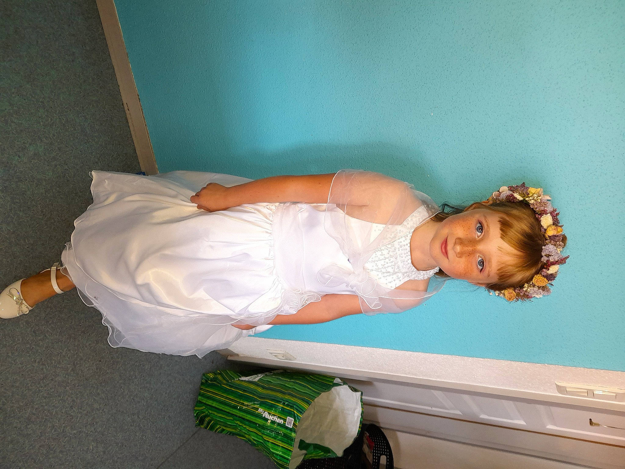 Noemie participe au concours pour gagner de l'argent avec cette photo : baby_toddler_clothing, bedding, child, comfort, elbow, happy, human_leg, joy, knee, linens, person, room, sitting, smile, thigh, toddler, watch