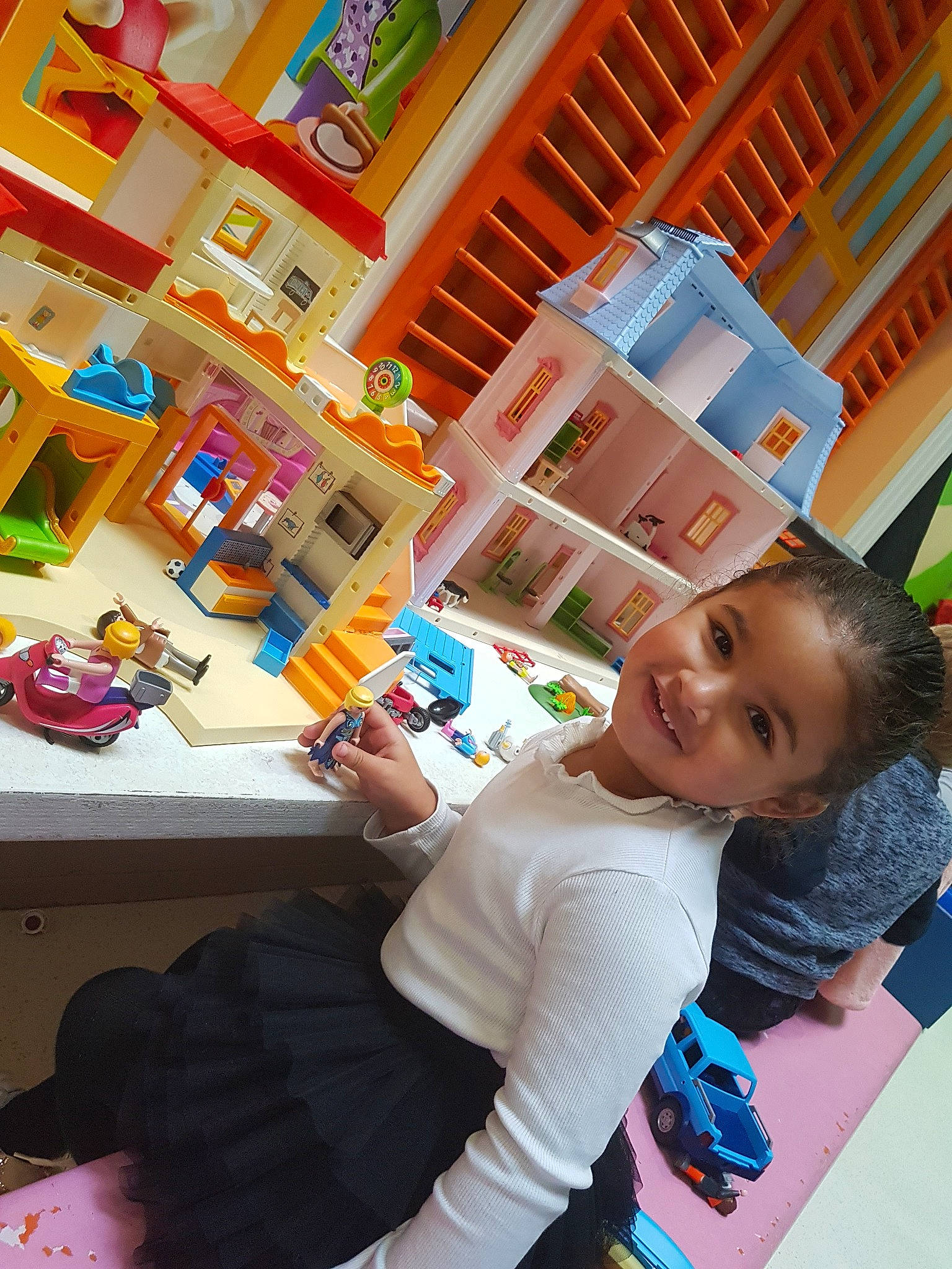 Liyana participe au concours pour gagner de l'argent avec cette photo : child, fun, girl, joy, person, product, room, toy