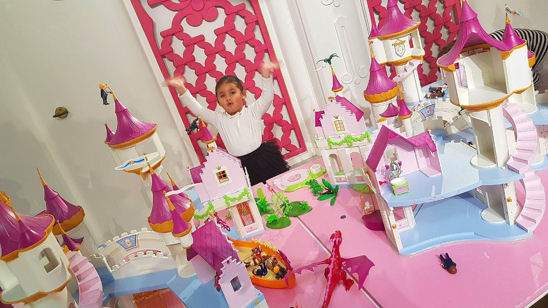 Liyana participe au concours pour gagner de l'argent avec cette photo : baby_shower, birthday, cake_decorating, party, person, pink, product, sweetness, toy