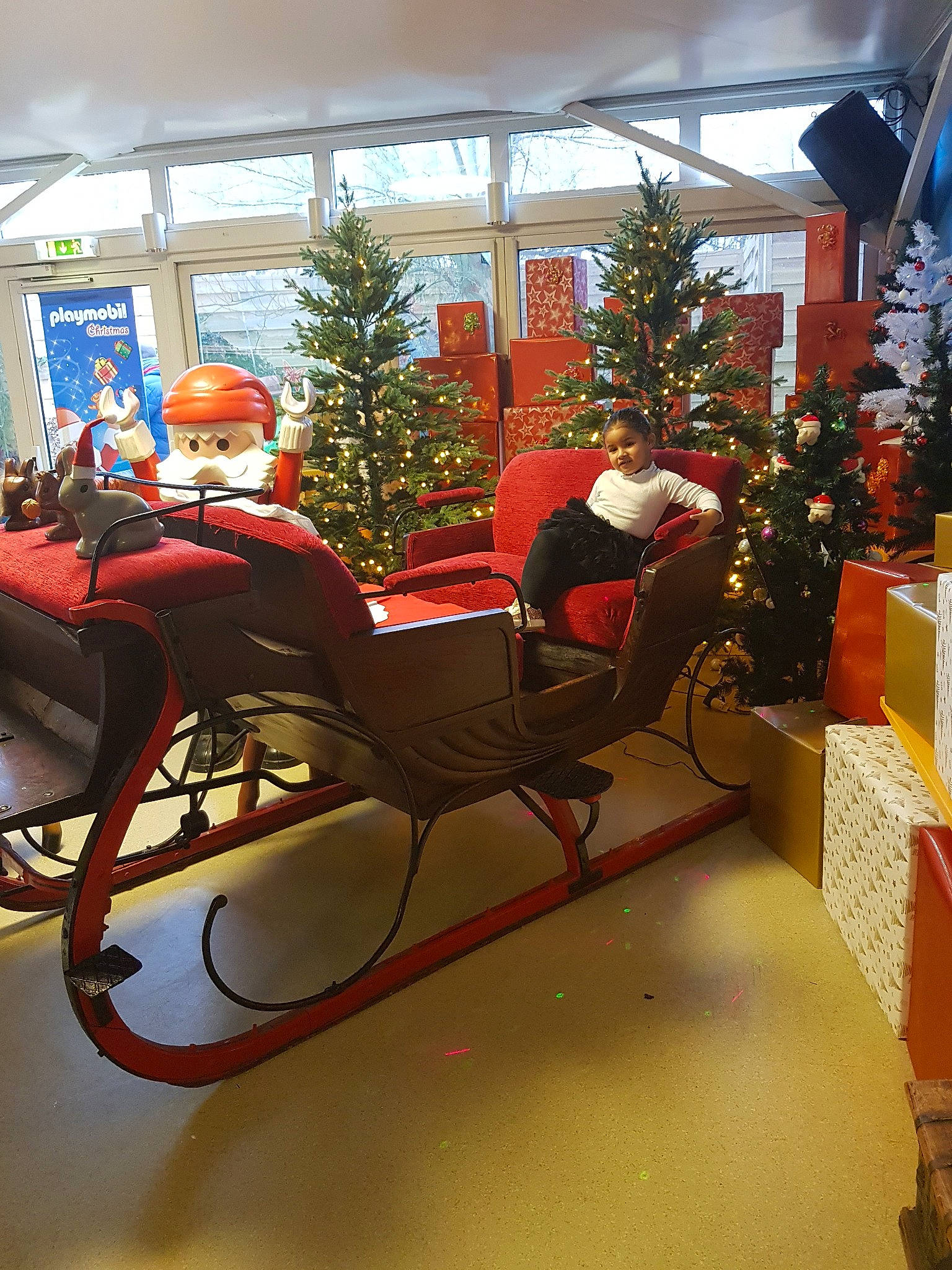 Liyana participe au concours pour gagner de l'argent avec cette photo : chair, furniture, house, interior_design, person, table, window