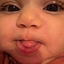Eline participe au concours pour gagner de l'argent avec cette photo : baby, close_up, face, tongue, cheeks, eyes, infant, skin, expression, cute, mouth, clothing, child, portrait, funny_face, young, head, cute_expression, baby_clothes, person