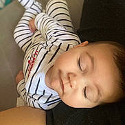 Sophia a rejoint le concours — aidez-le/la à gagner de superbes lots ! arm, baby, child, closeup, comfort, couch, face, head, indoor, infant, pajamas, peaceful, person, portrait, relaxation, resting, skin, sleeping, soft_light, striped_clothing