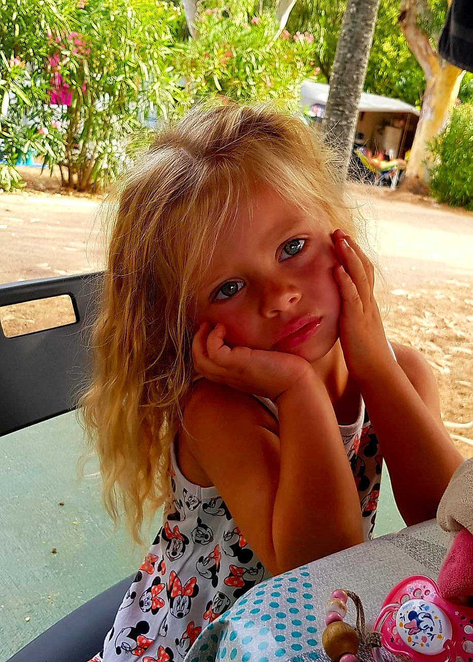 Alice a rejoint le concours — aidez-le/la à gagner de superbes lots ! beauty, blond, chair, child, fun, grass, hairstyle, happy, leisure, people_in_nature, person, photograph, plant, recreation, sitting, smile, summer, swimwear, tableware, toddler