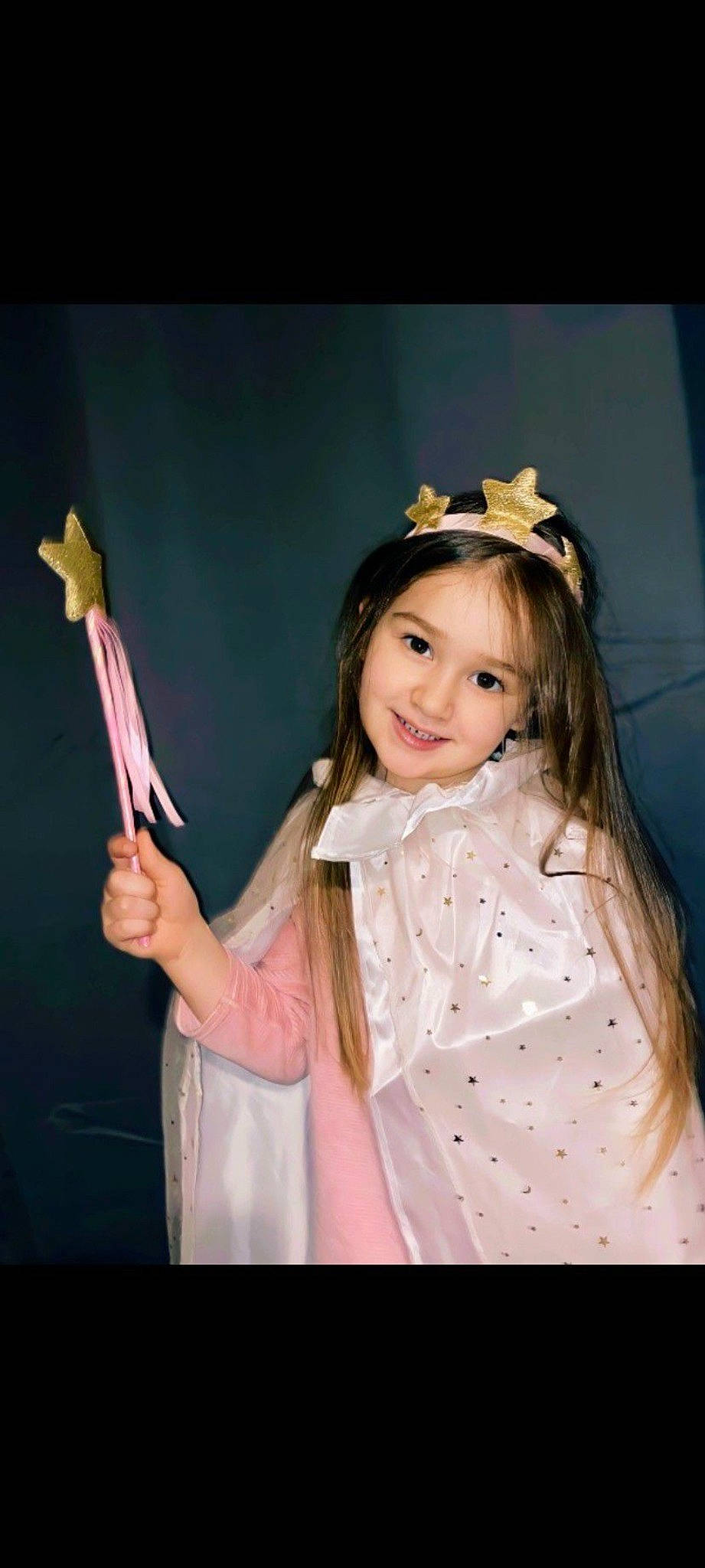 Laïna participe au concours pour gagner de l'argent avec cette photo : arm, child, child_model, costume, event, fashion_accessory, fashion_design, flash_photography, formal_wear, fun, gesture, happy, headpiece, joy, long_hair, pattern, person, portrait_photography, sleeve, smile