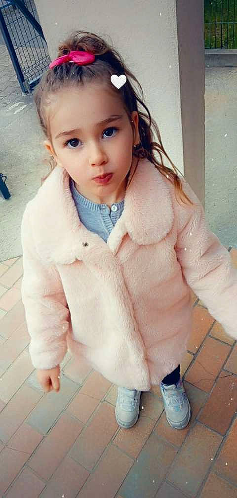 Laïna a rejoint le concours — aidez-le/la à gagner de superbes lots ! baby_toddler_clothing, blue, chin, dress_shirt, eye, eyebrow, eyelash, face, fashion, gesture, hair, hairstyle, head, iris, lip, neck, person, photograph, skin, sleeve