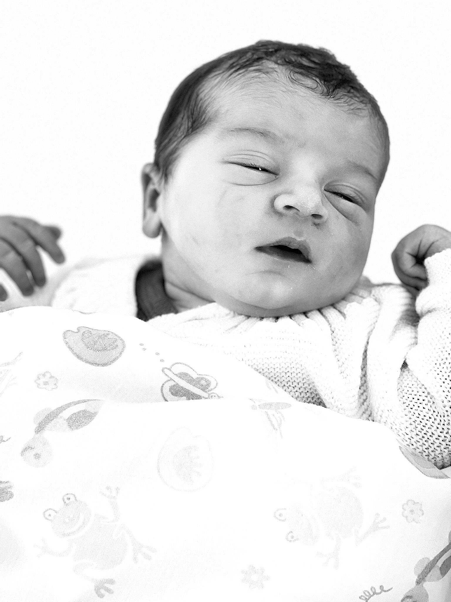 Tyler a rejoint le concours — aidez-le/la à gagner de superbes lots ! baby, baby_toddler_clothing, black_and_white, child, comfort, flash_photography, gesture, happy, linens, monochrome, monochrome_photography, mouth, nose, pattern, person, skin, sleeve, stock_photography, style, toddler