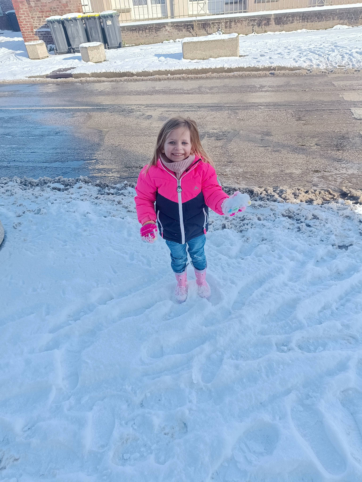 Lyna participe au concours pour gagner de l'argent avec cette photo : electric_blue, freezing, fun, holiday, house, ice_cap, joy, landscape, leisure, ocean, people_in_nature, person, play, playing_in_the_snow, recreation, sand, slope, snow, toddler, vacation