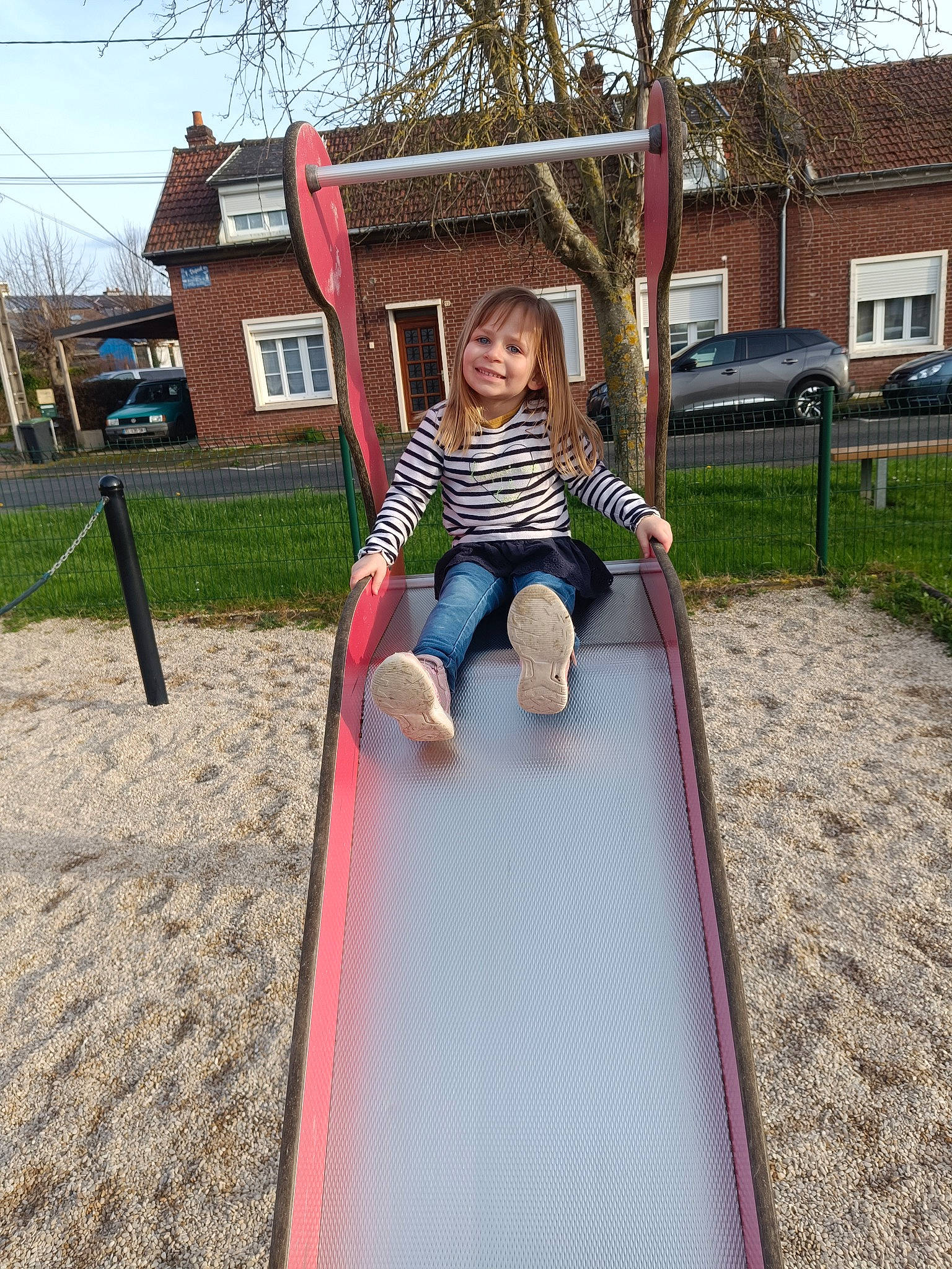 Lyna a rejoint le concours — aidez-le/la à gagner de superbes lots ! chute, city, fun, grass, house, joy, leisure, outdoor_play_equipment, person, plant, play, playground, playground_slide, recreation, sitting, sky, tire, toddler, tree, wheel