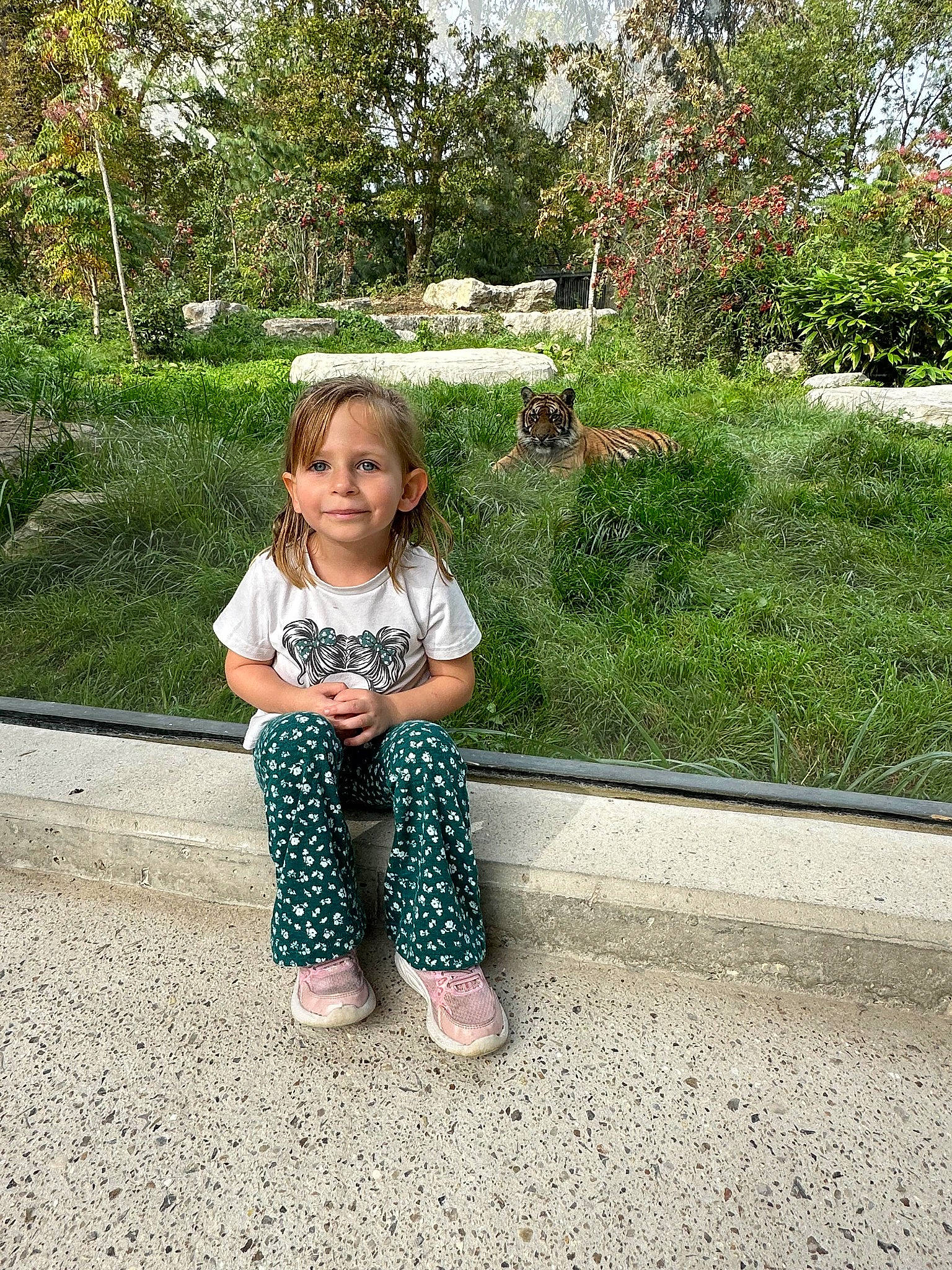 Lyna participe au concours pour gagner de l'argent avec cette photo : asphalt, baby_toddler_clothing, foot, fun, garden, grass, grass_family, hairstyle, happy, human_leg, joy, leg, leisure, pattern, people_in_nature, person, plant, public_space, sitting, sleeve