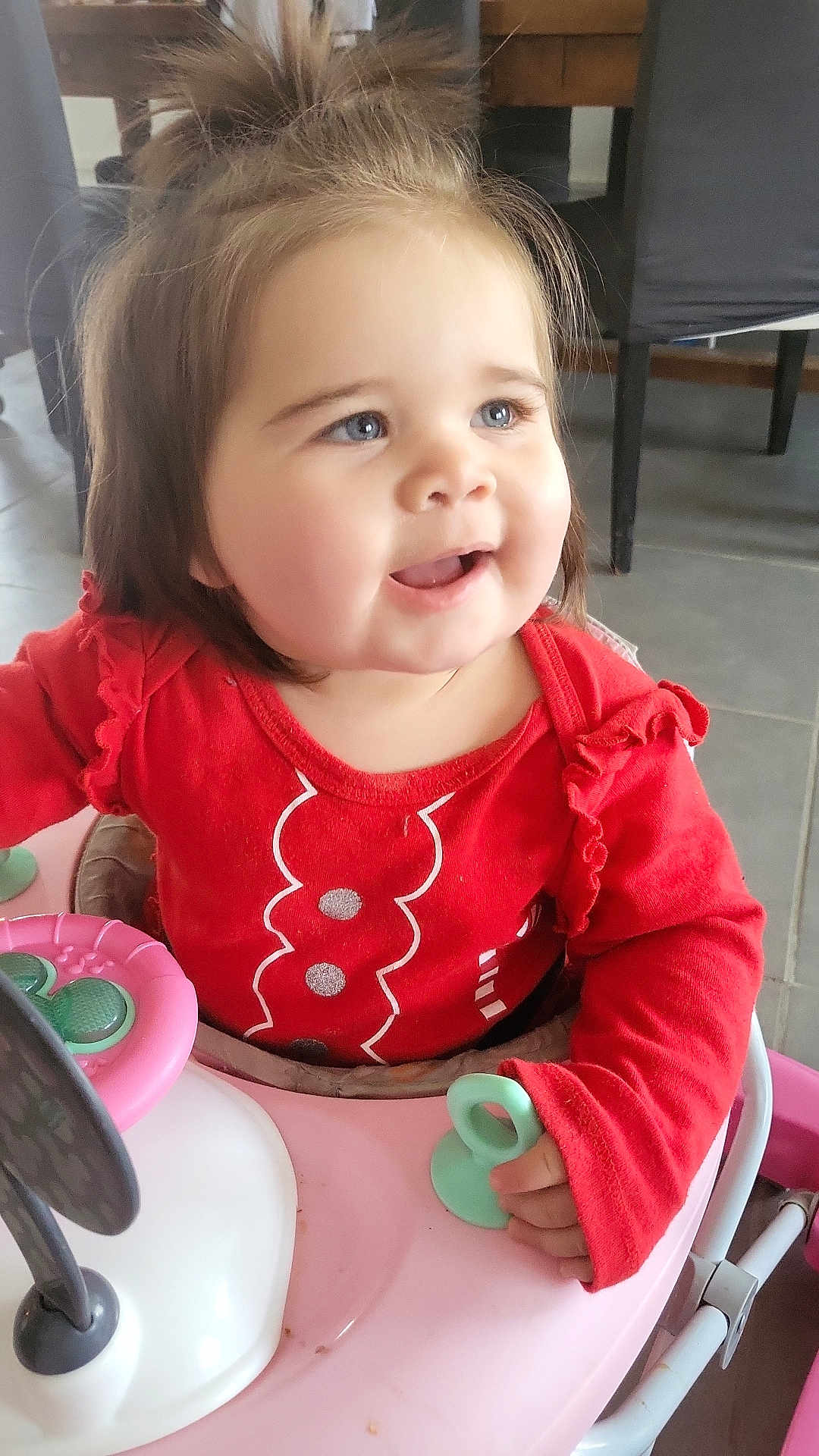 Mikaella a rejoint le concours — aidez-le/la à gagner de superbes lots ! toddler, child, baby, walker, toy, red_clothing, blue_eyes, indoor, floor, table, chair, happy, smiling, person, face, hand, hair, playful, seat, furniture