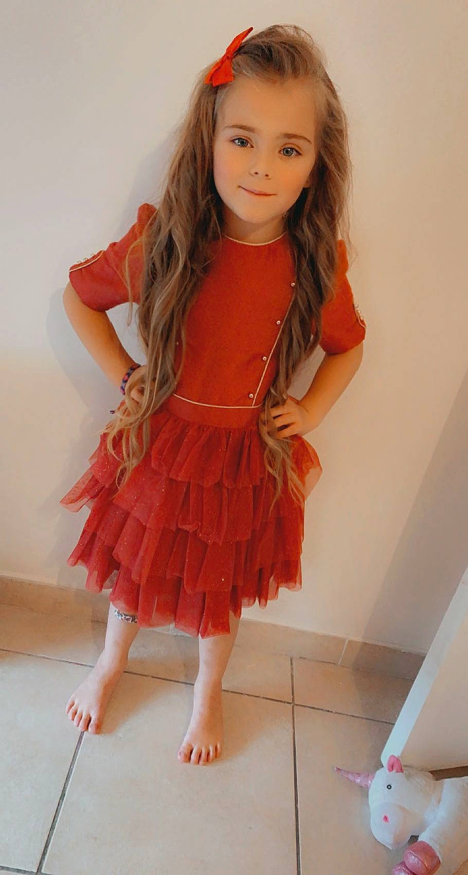 Olianna participe au concours pour gagner de l'argent avec cette photo : baby_toddler_clothing, day_dress, dress, eye, face, fashion_design, hair, head, joint, lip, neck, one_piece_garment, orange, person, red, skin, sleeve, standing, thigh, trunk