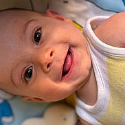 Liam participe au concours pour gagner de l'argent avec cette photo : baby, baby_expression, child, close_up, clothing, cute, eyes, face, happy, indoors, infant, joyful, portrait, skin, sleeveless_shirt, smiling, soft_background, white_shirt, yellow_stripes, young_child