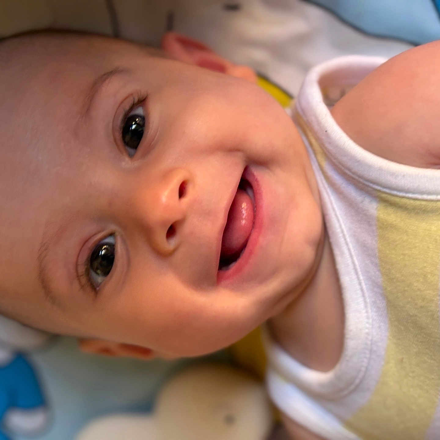 Liam participe au concours pour gagner de l'argent avec cette photo : baby, baby_expression, child, close_up, clothing, cute, eyes, face, happy, indoors, infant, joyful, portrait, skin, sleeveless_shirt, smiling, soft_background, white_shirt, yellow_stripes, young_child