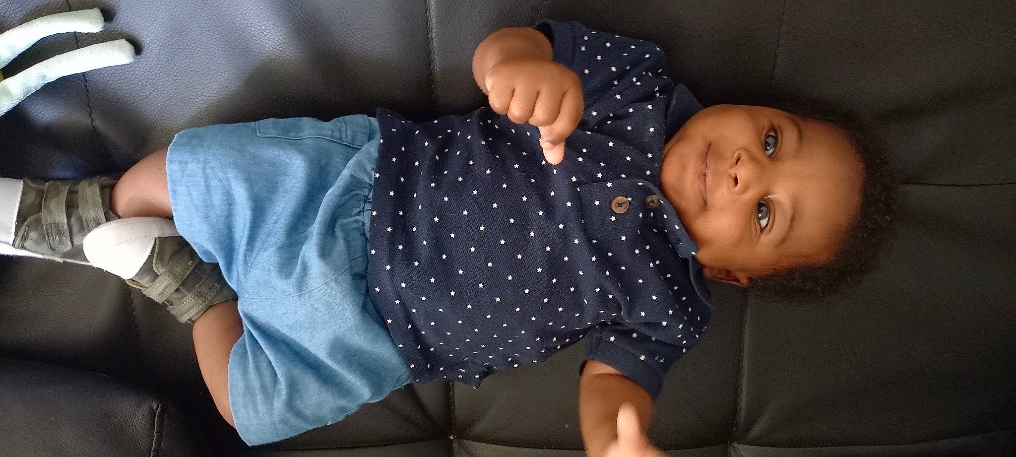 Licane-waris participe au concours pour gagner de l'argent avec cette photo : baby, baby_toddler_clothing, child, comfort, elbow, electric_blue, facial_expression, finger, fun, gesture, happy, human_body, mouth, nail, pattern, person, sitting, sleeve, smile, thumb