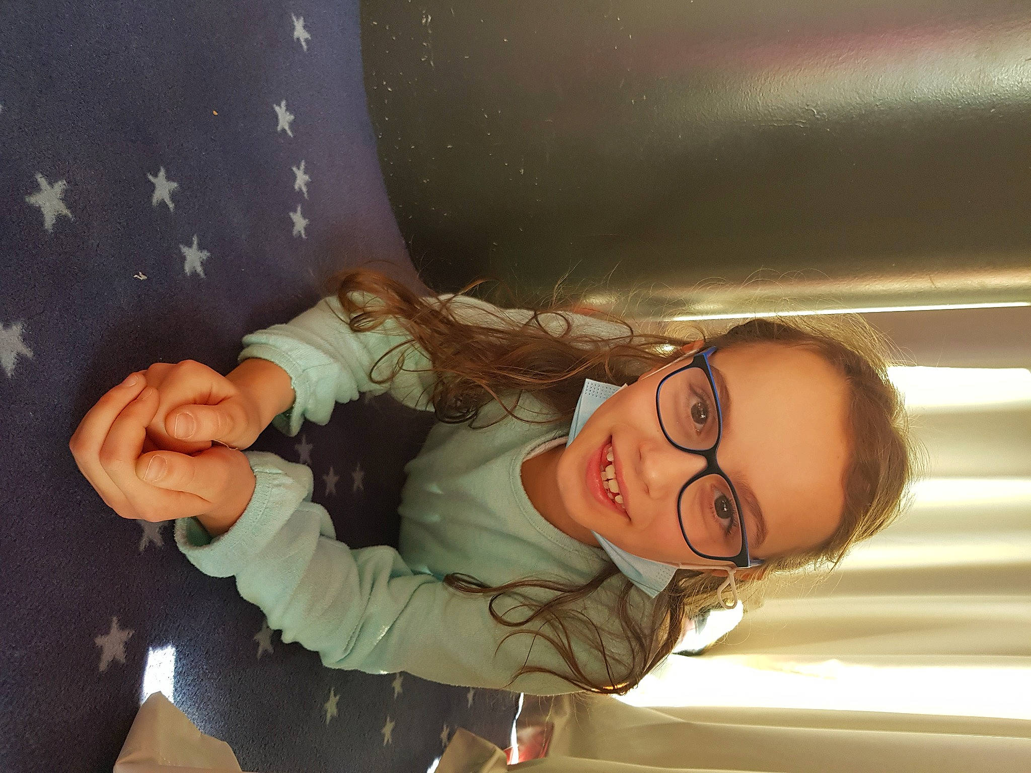 Alicia a rejoint le concours — aidez-le/la à gagner de superbes lots ! arm, baby, baby_products, baby_toddler_clothing, child, comfort, elbow, eyewear, fun, gesture, hand, happy, jacket, joy, person, room, sitting, skin, smile, thumb