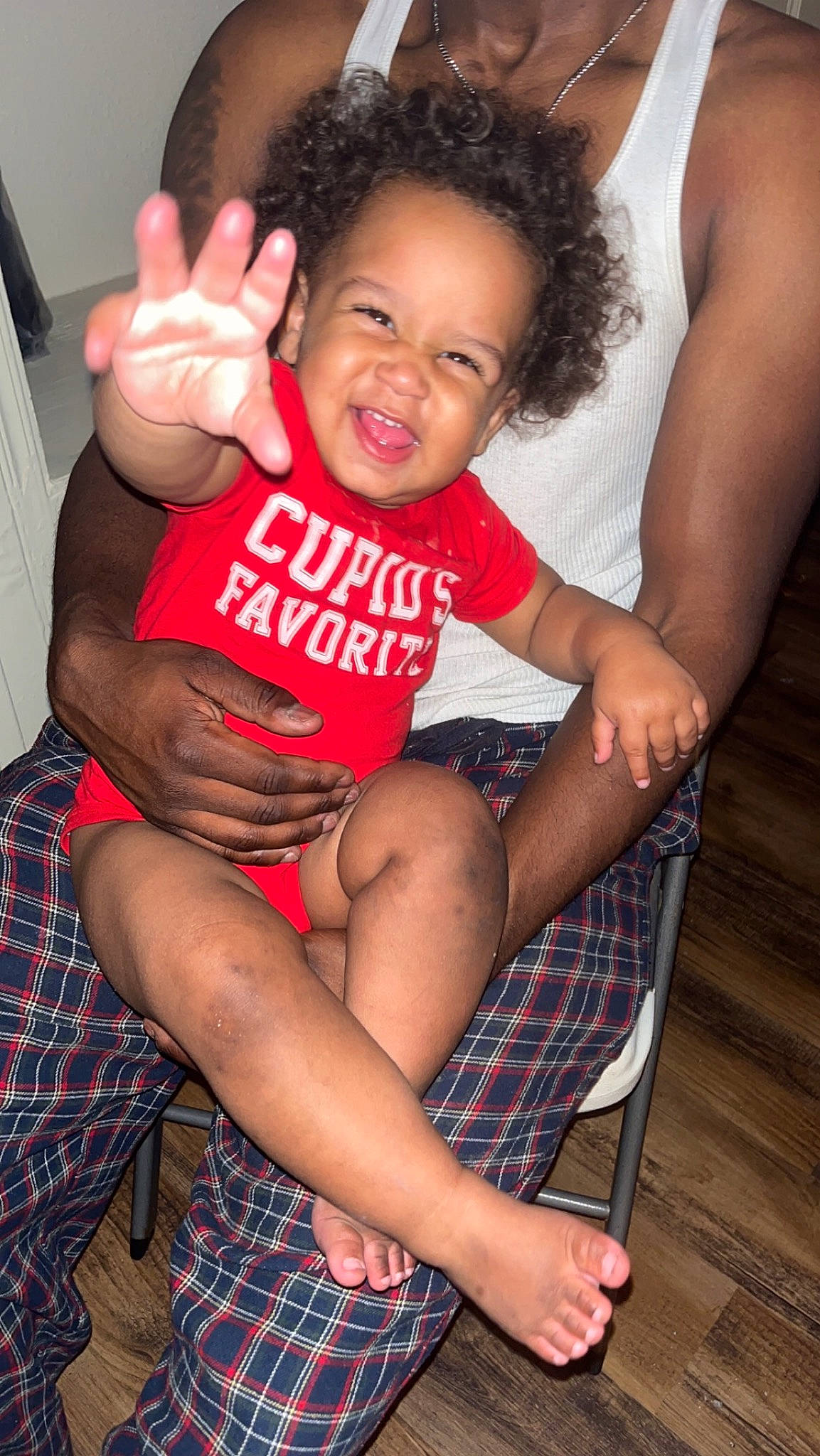 Zavien is registered to the contest to win money with this photo: black, comfort, finger, fun, gesture, hand, happy, head, joint, leg, muscle, organ, people, person, plaid, skin, smile, tartan, thigh, thumb