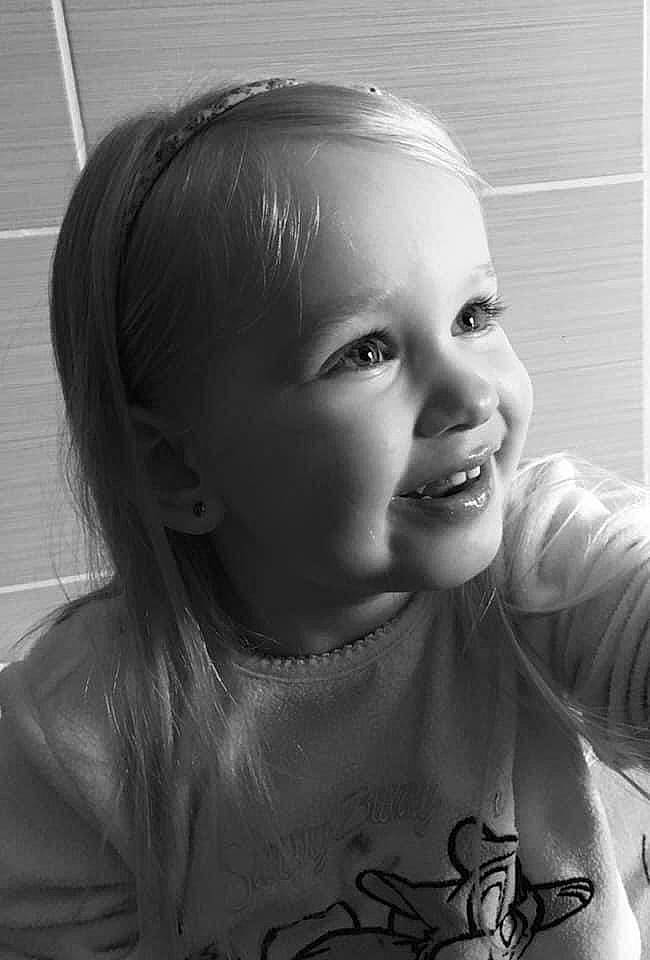 Alessandra participe au concours pour gagner de l'argent avec cette photo : black, cheek, chin, eye, eyebrow, eyelash, flash_photography, forehead, hair, hairstyle, jaw, lip, mouth, neck, nose, person, shoulder, skin, sleeve, smile