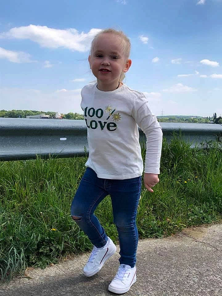 Alessandra participe au concours pour gagner de l'argent avec cette photo : asphalt, azure, child, cloud, electric_blue, face, grass, happy, joy, leisure, people_in_nature, person, plant, recreation, road, sky, sleeve, sportswear, street_fashion, t_shirt