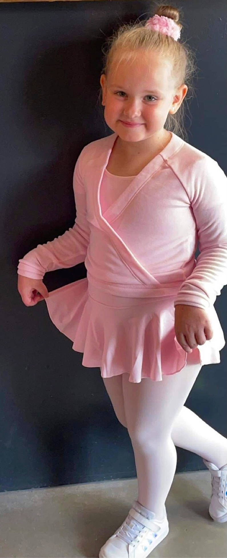 Alessandra participe au concours pour gagner de l'argent avec cette photo : chest, dress, elbow, gesture, human_body, jeans, joy, knee, leg, neck, person, pink, shorts, sleeve, smile, sportswear, stomach, t_shirt, thigh, trunk