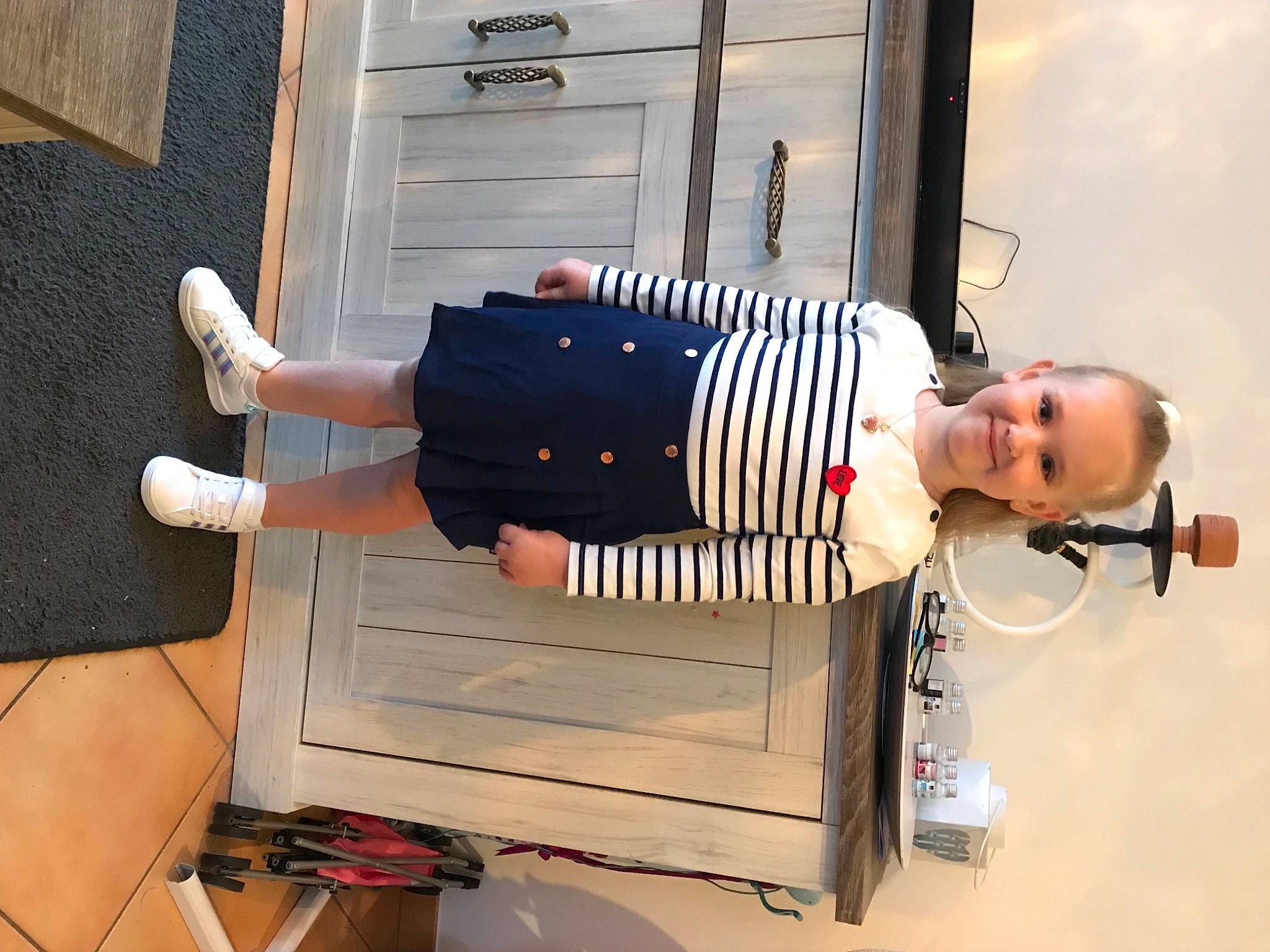 Alessandra participe au concours pour gagner de l'argent avec cette photo : child, comfort, dress, elbow, foot, human_leg, joy, knee, machine, person, room, sandal, sitting, street_fashion, thigh, wood, wrist