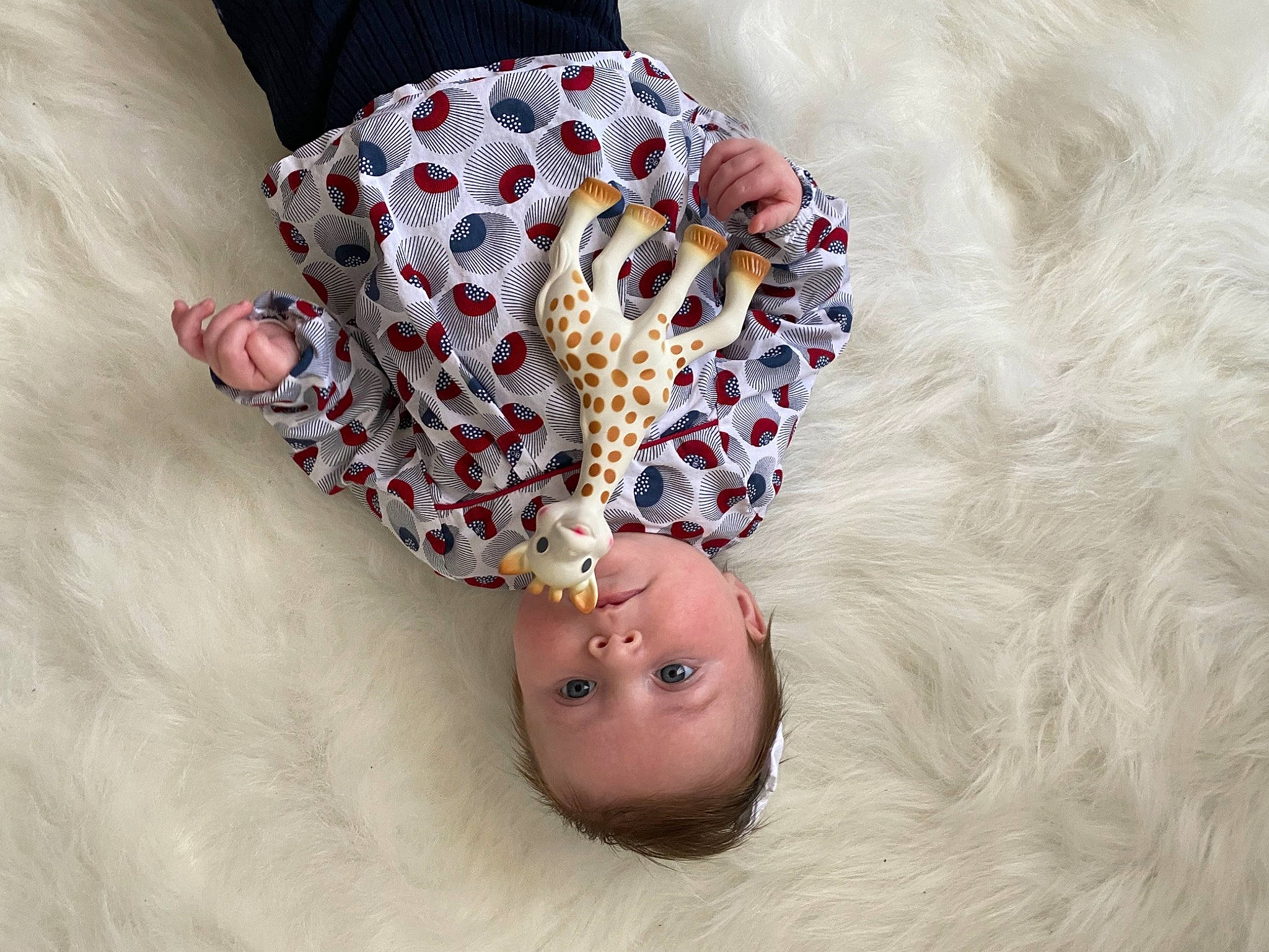 Faustine a rejoint le concours — aidez-le/la à gagner de superbes lots ! baby, baby_products, baby_toddler_clothing, child, fashion_accessory, fawn, finger, flooring, happy, headgear, human_leg, linens, nail, neck, pattern, person, skin, sleeve, sunglasses, textile