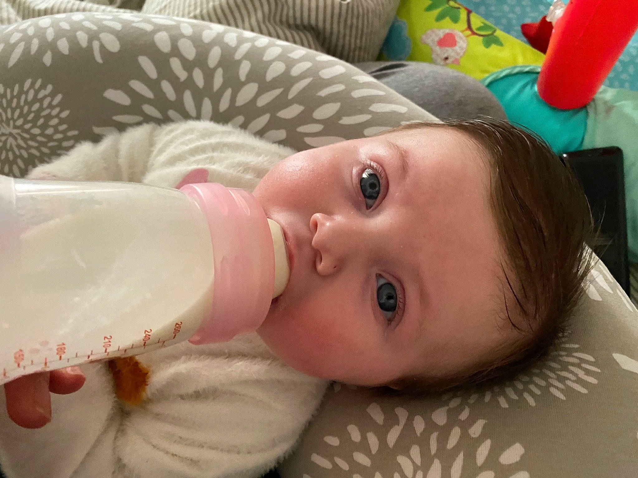 Faustine a rejoint le concours — aidez-le/la à gagner de superbes lots ! baby, baby_bottle, baby_products, baby_toddler_clothing, bottle, cheek, child, drinkware, eye, eyebrow, eyelash, human_body, infant_formula, iris, lip, mouth, nose, person, pink, skin