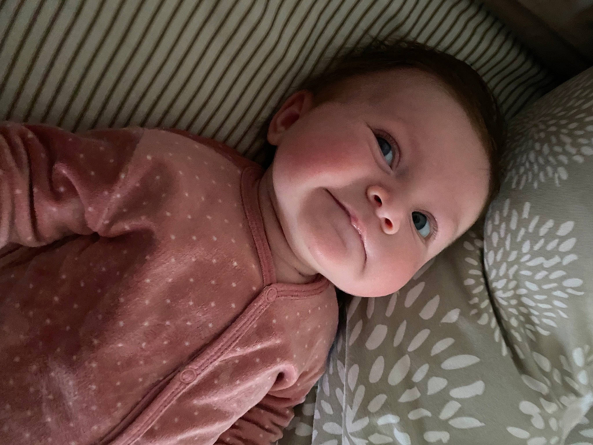 Faustine participe au concours pour gagner de l'argent avec cette photo : baby, baby_toddler_clothing, cheek, chin, comfort, eyebrow, facial_expression, hand, head, human_body, iris, linens, lip, mouth, nose, person, skin, sleeve, smile, textile