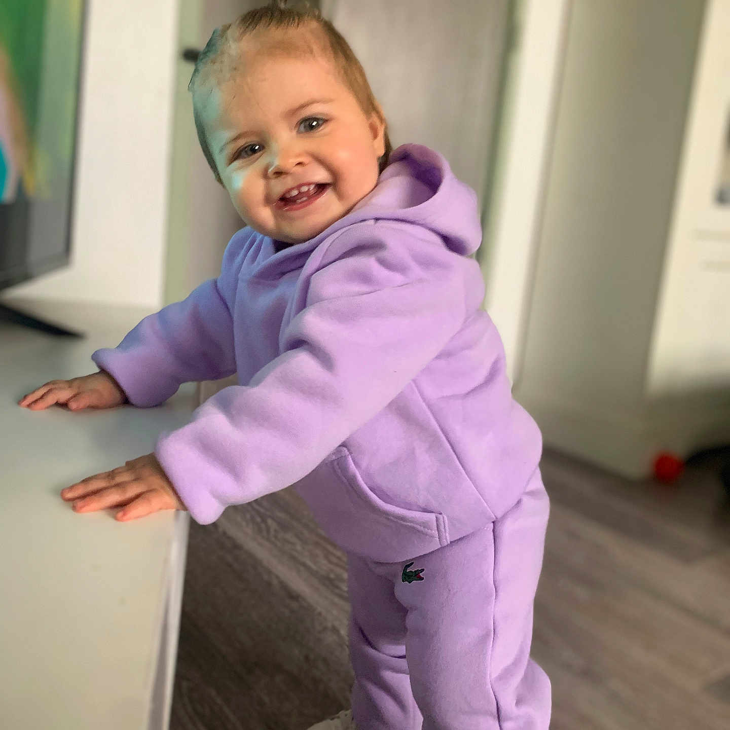 Mélyna participe au concours pour gagner de l'argent avec cette photo : baby, babylaughing, bodypart, clothing, face, finger, hand, happy, hardwood, head, longsleeve, pants, person, photography, portrait, sitting, sleeve, smile, standing, wood