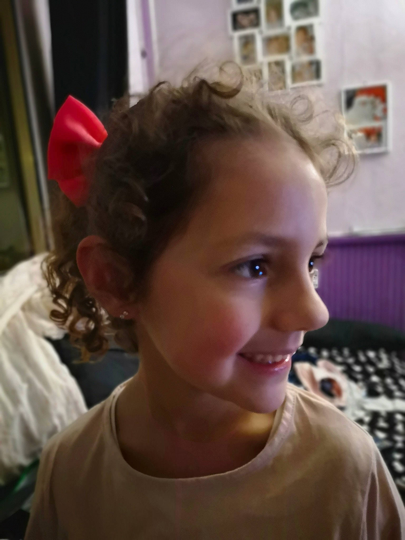 Line participe au concours pour gagner de l'argent avec cette photo : black_hair, blond, brown_hair, cheek, child, chin, ear, eyebrow, face, forehead, hair, hair_coloring, hairstyle, head, jaw, joy, lip, long_hair, neck, nose