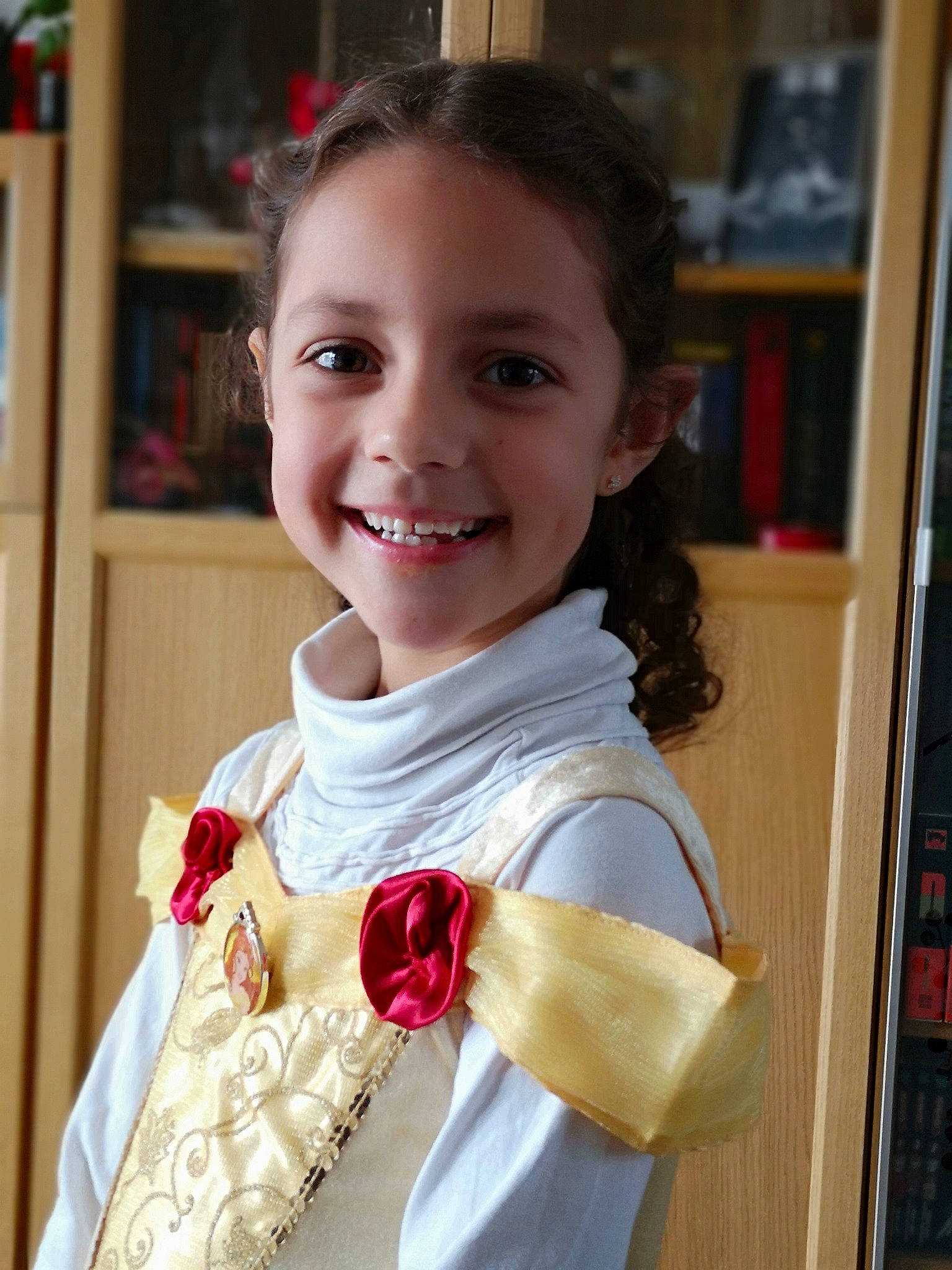 Line participe au concours pour gagner de l'argent avec cette photo : child, child_model, fashion_accessory, joy, neck, person, smile, toddler, tradition