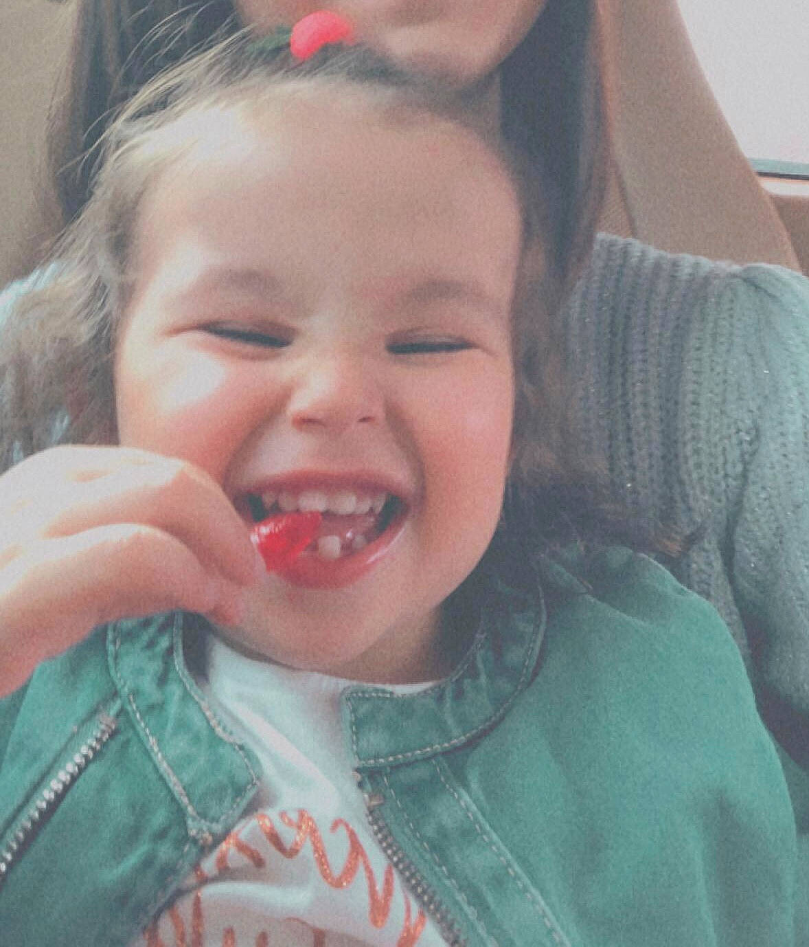 Tess a rejoint le concours — aidez-le/la à gagner de superbes lots ! cheek, chin, ear, eye, eyebrow, face, forehead, happy, head, human_body, iris, jaw, lip, mouth, neck, nose, person, skin, smile, tongue