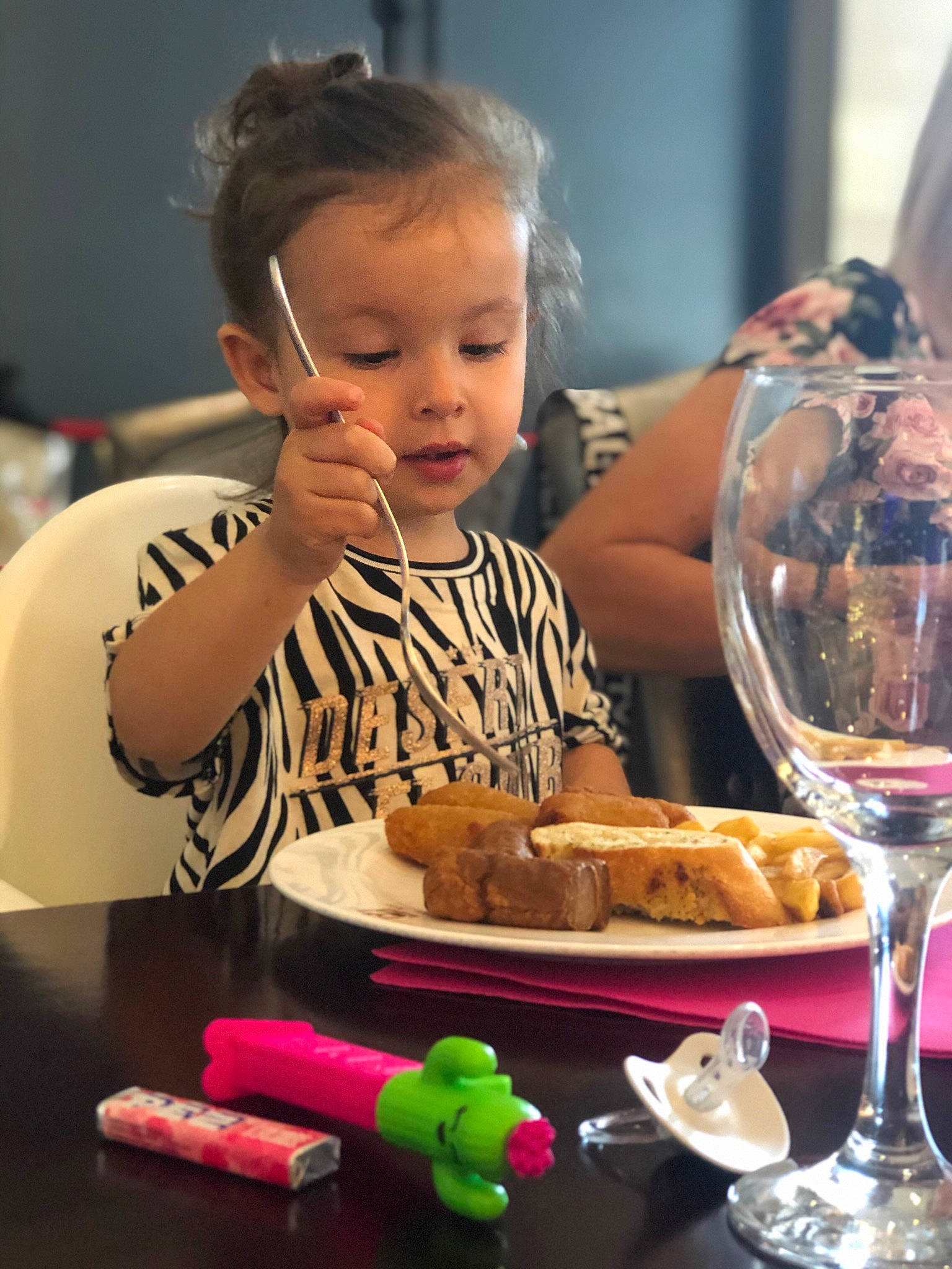 Tess a rejoint le concours — aidez-le/la à gagner de superbes lots ! barware, chair, champagne_stemware, cuisine, drinkware, event, food, fork, ingredient, junk_food, person, plate, platter, recipe, stemware, sweetness, table, tableware, toddler, wine