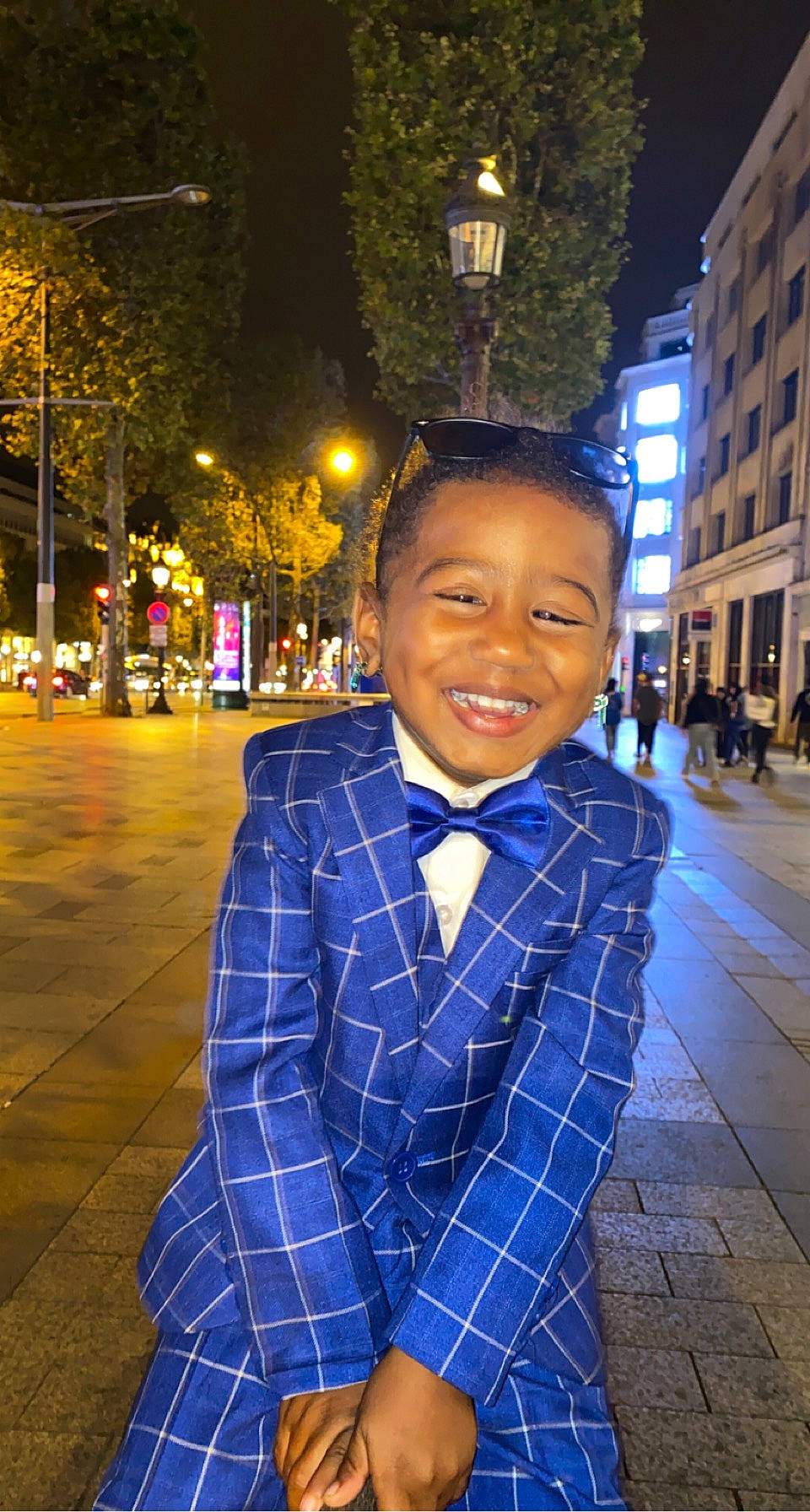 Djulian a rejoint le concours — aidez-le/la à gagner de superbes lots ! blazer, city, cool, dress_shirt, facial_expression, fashion, fun, happy, joy, leisure, people, person, photograph, plaid, road_surface, smile, standing, street_fashion, tartan, tie