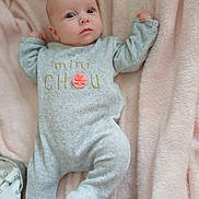 Théa participe au concours pour gagner de l'argent avec cette photo : adorable, baby, blanket, clothing, cozy, eyes, face, foot, gaze, hand, head, infant, lying_down, newborn, onesie, pink_blanket, plush, portrait, soft_texture, wide_eyes