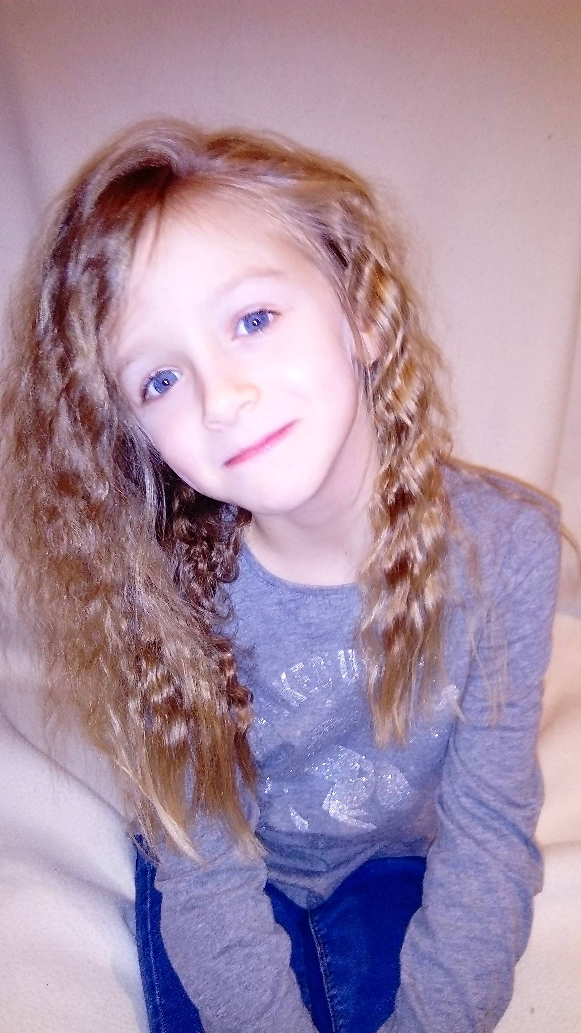 Tiffany a rejoint le concours — aidez-le/la à gagner de superbes lots ! beauty, blond, brown_hair, child_model, chin, eye, eyebrow, face, forehead, hair, hair_coloring, hairstyle, iris, layered_hair, lip, long_hair, nose, person, photography, ringlet