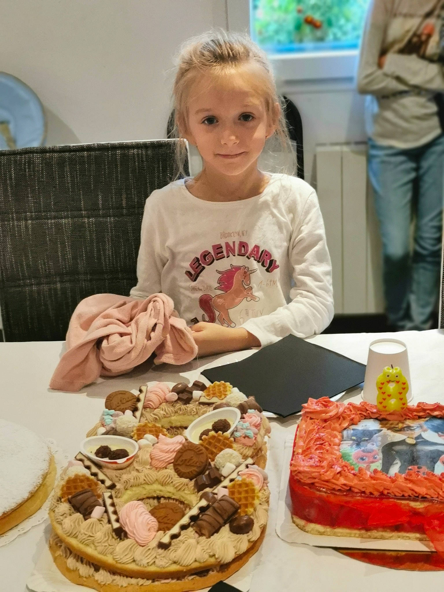 Tiffany a rejoint le concours — aidez-le/la à gagner de superbes lots ! baked_goods, baking, birthday, birthday_cake, brunch, buttercream, cake, child, cuisine, dessert, dish, eating, finger_food, food, icing, joy, meal, party, person, sweetness