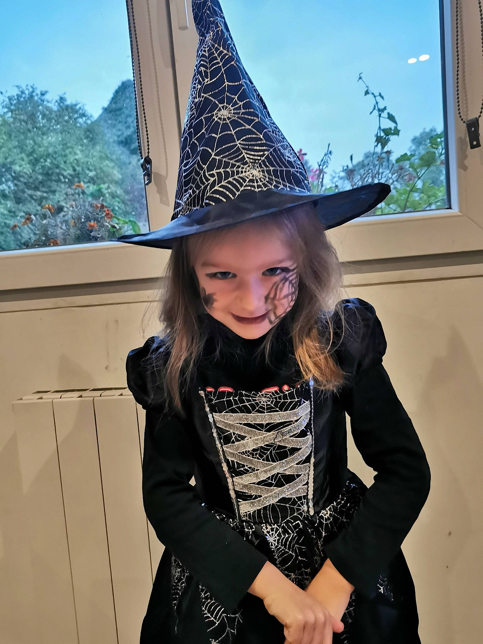 Djenny a rejoint le concours — aidez-le/la à gagner de superbes lots ! clothing, costume, costume_accessory, costume_hat, fashion, fashion_accessory, fedora, hat, headgear, party_hat, person, photography, smile, witch_hat